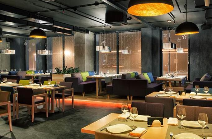 打造沉浸式用餐體驗:餐廳裝修中的科技與藝術融合